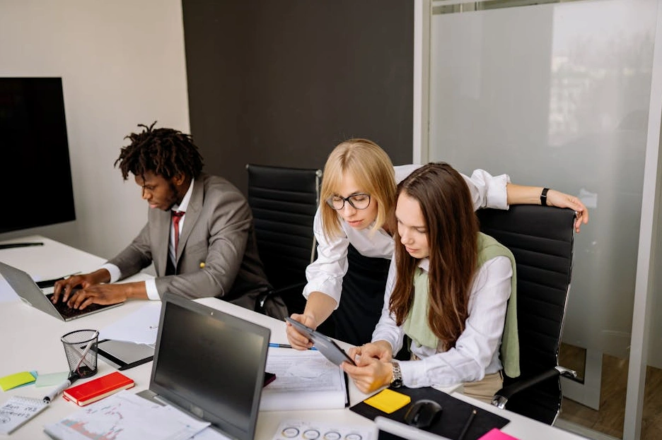 Různorodý tým spolupracující v moderní kanceláři.